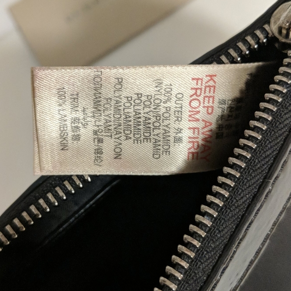 ✨Burberry✨ Patent Accent Cosmetic Bag - Picture 6 of 12